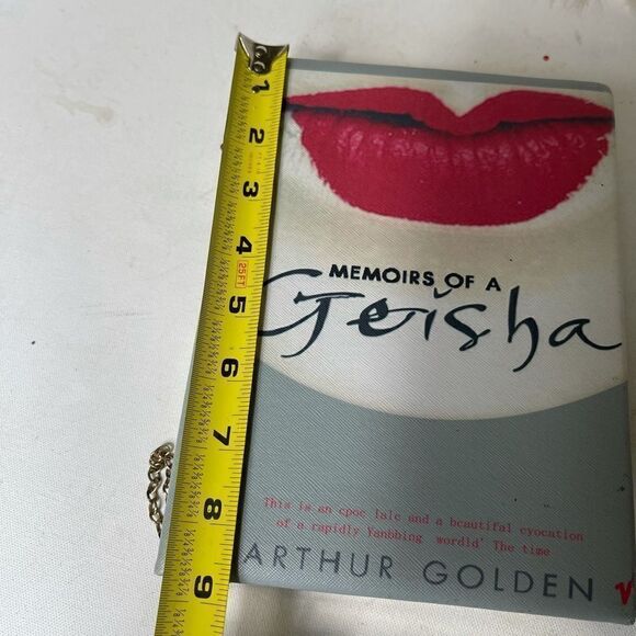 Red lips book cover crossbody bag extremely elegant pre owned . - Picture 7 of 11